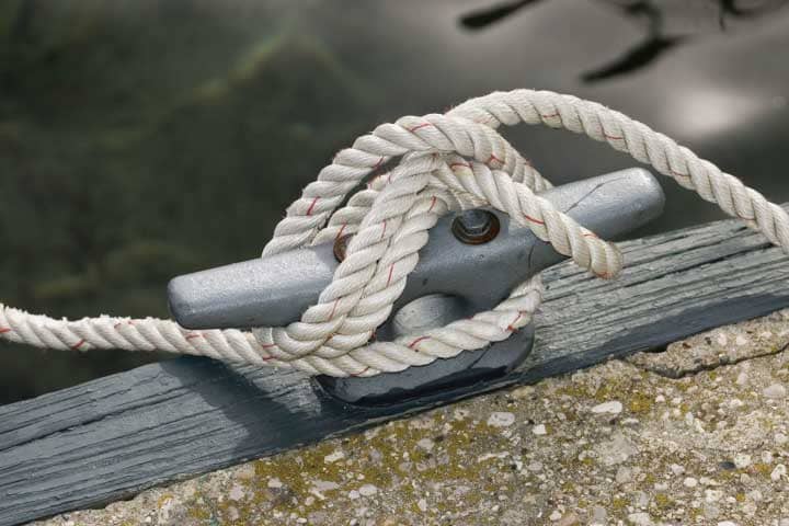 cleat hitch knot with greyish rope