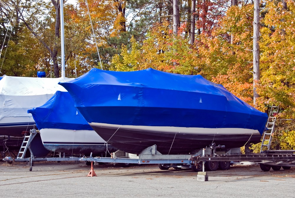 A view of a boat with cover on it